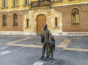 Escultura "Padre e hijo". Plaza de la Regla, León