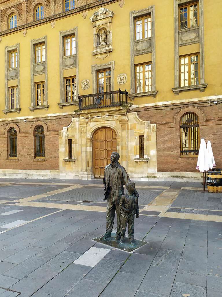 Escultura 'Padre hijo' Plaza de la Regla, León.