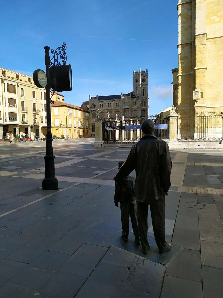 Escultura 'Padre hijo' Plaza de la Regla, León.