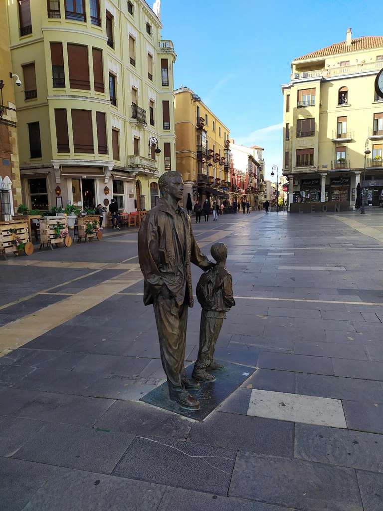 Escultura 'Padre hijo' Plaza de la Regla, León.