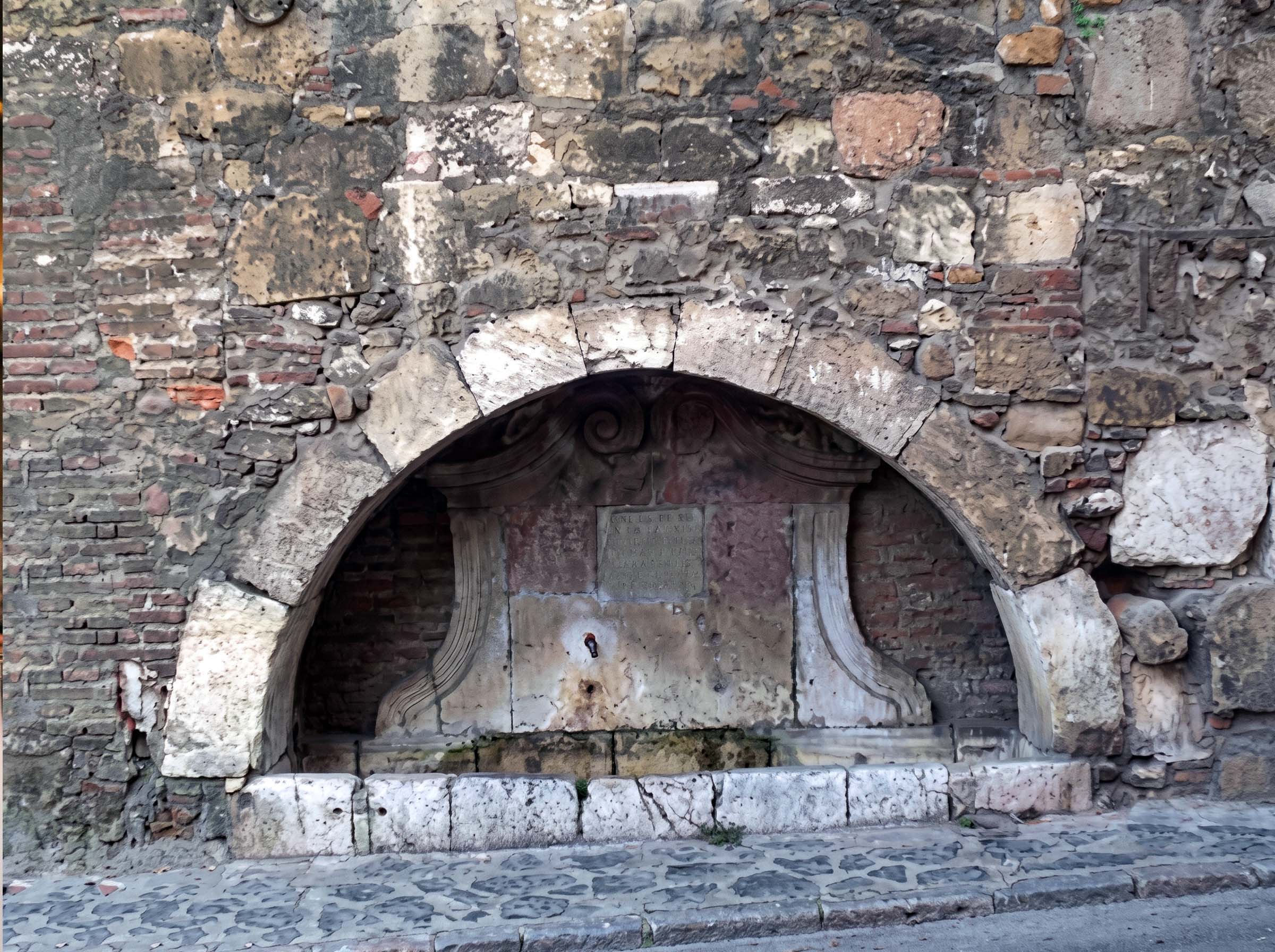 Fuente de 1788 en la calle Caño Badillo de León