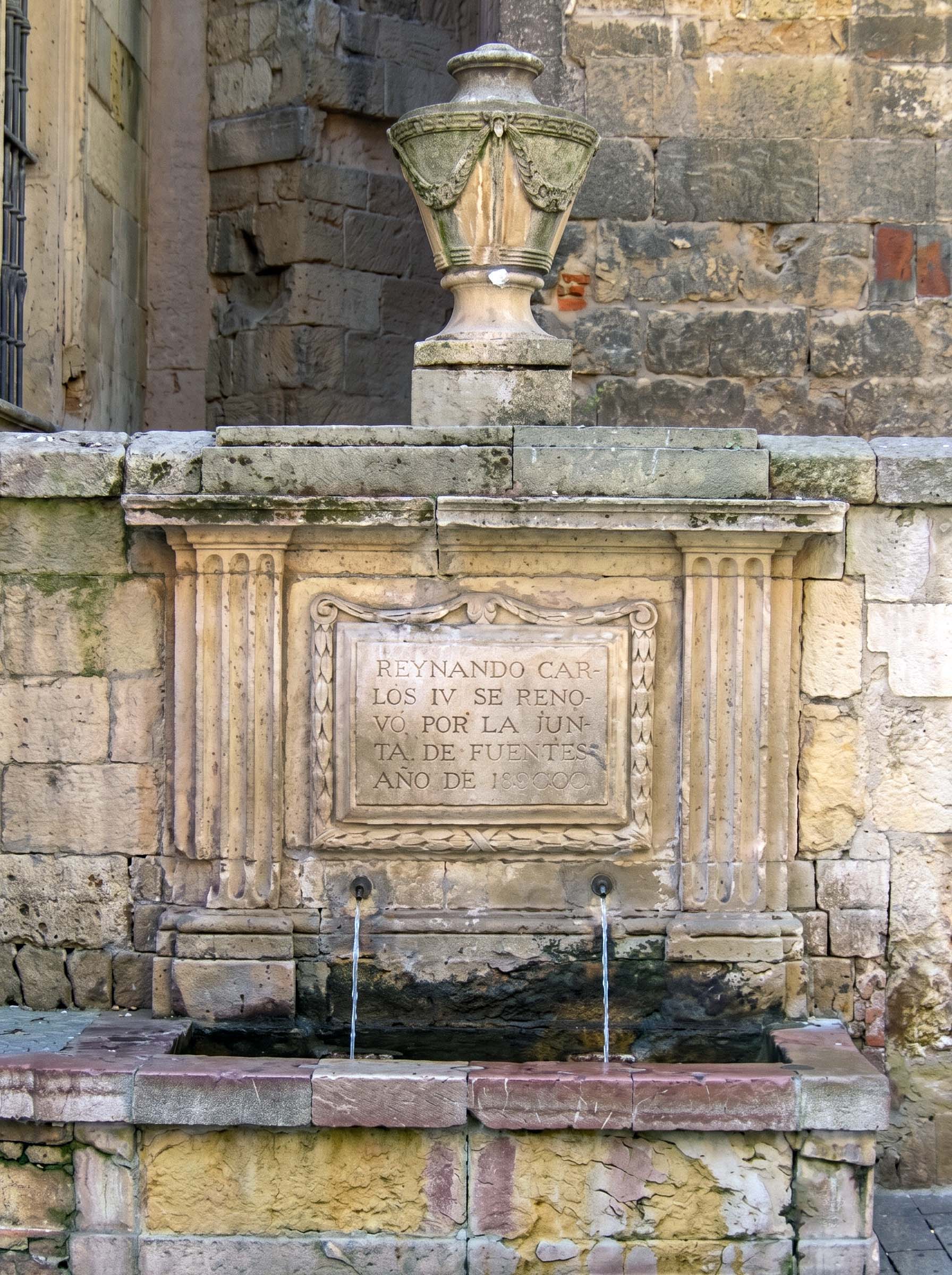 Fuente en la calle Plegarías de León. Renovada durante el reinado de Carlos IV