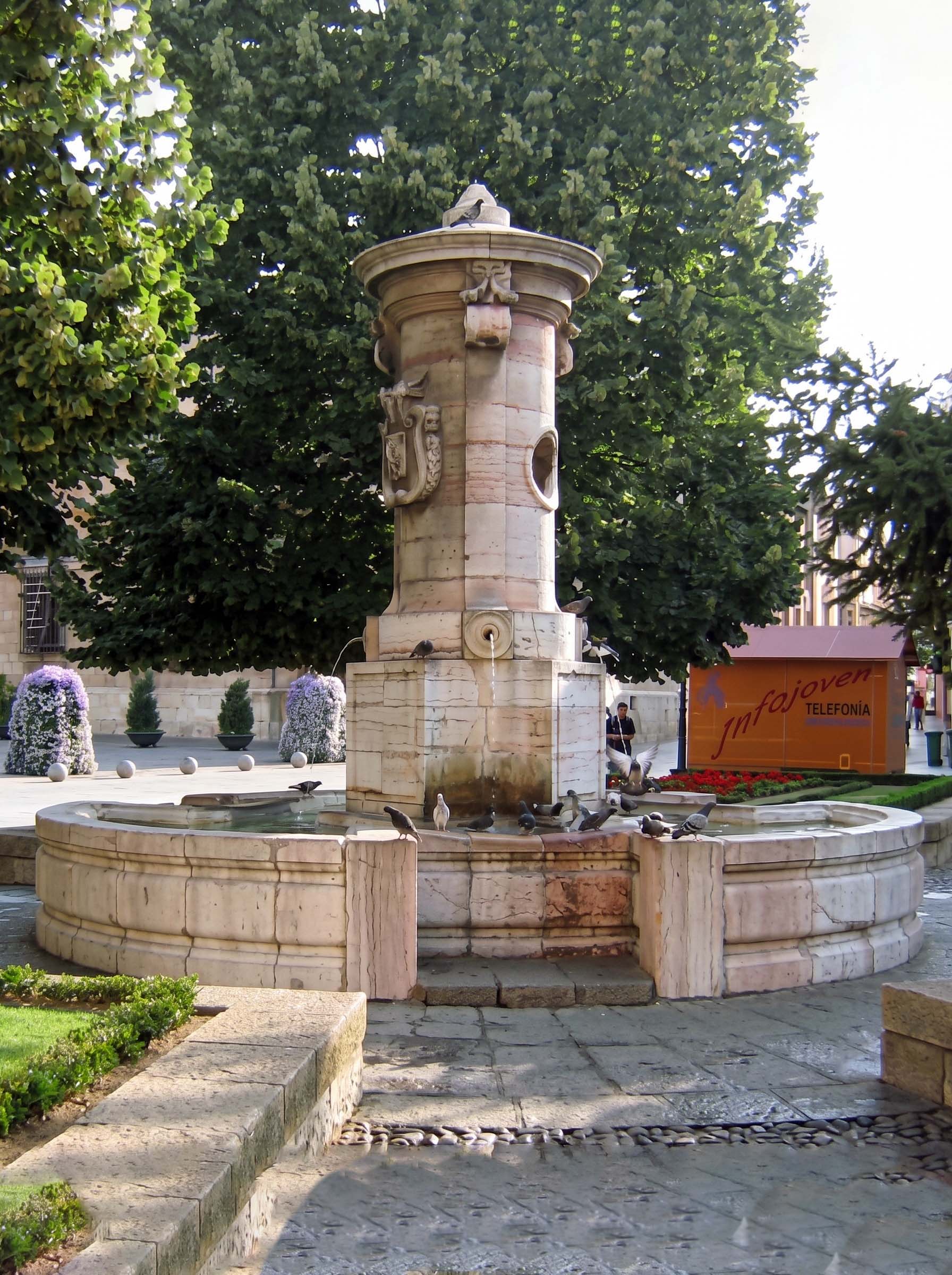 Fuente en la plaza de San Marcelo en León