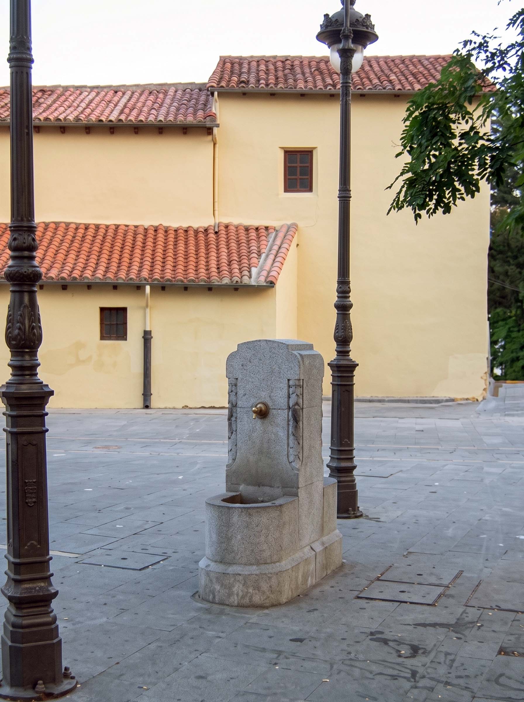 Fuente enfrente de la iglesia de San Pedro de León