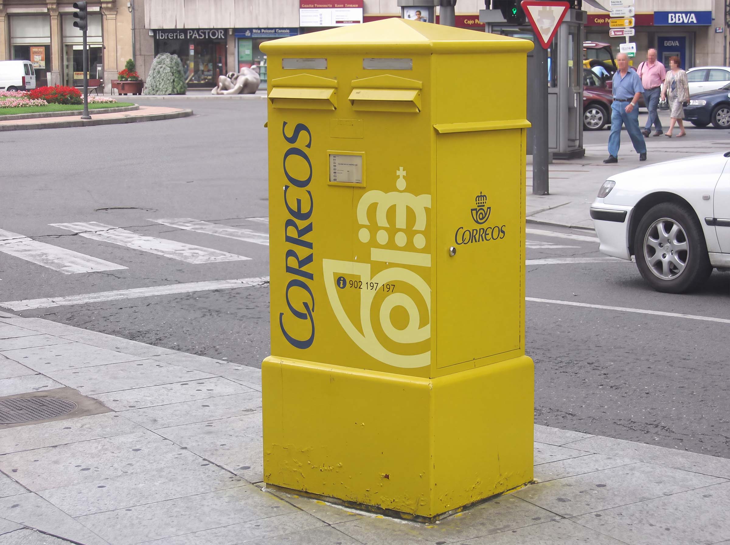 Buzón de Correos en la plaza de Santo Domingo de León