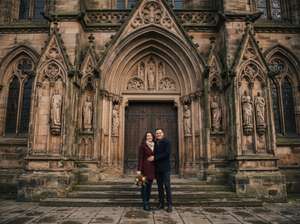 Novios en la puerta de una gilesia gótica