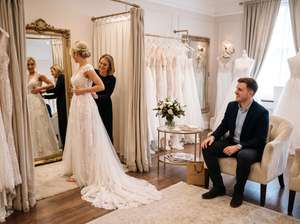 Una mujer se prueba un vestido de novia para su boda