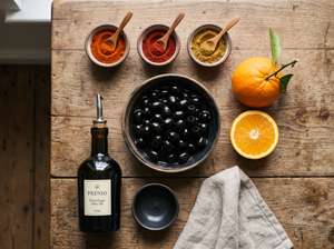Ingredientes aceitunas negras en aderezo