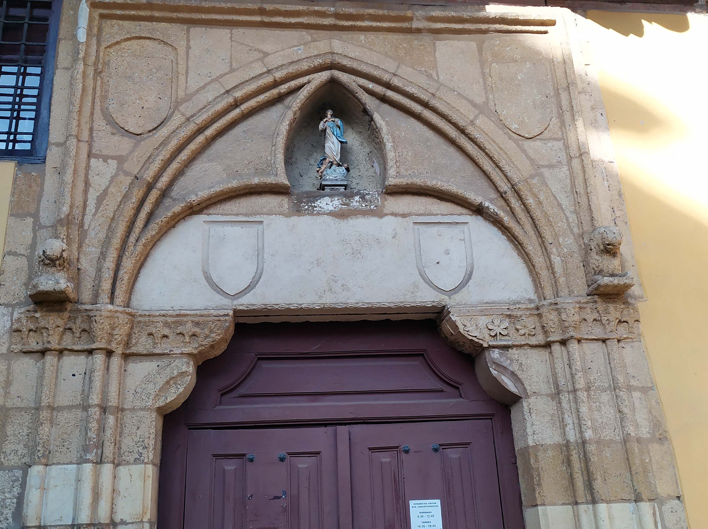 Portal entrada convento de la Concepcionistas de León. Monasterio de la Purísima Concepción