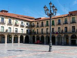 Plaza Mayor de León. Esquina a calle Bermudo III