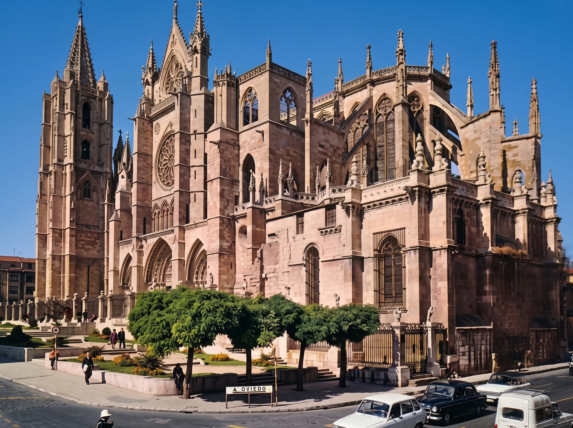 Postal de la catedral de León vista desde su parte trasera