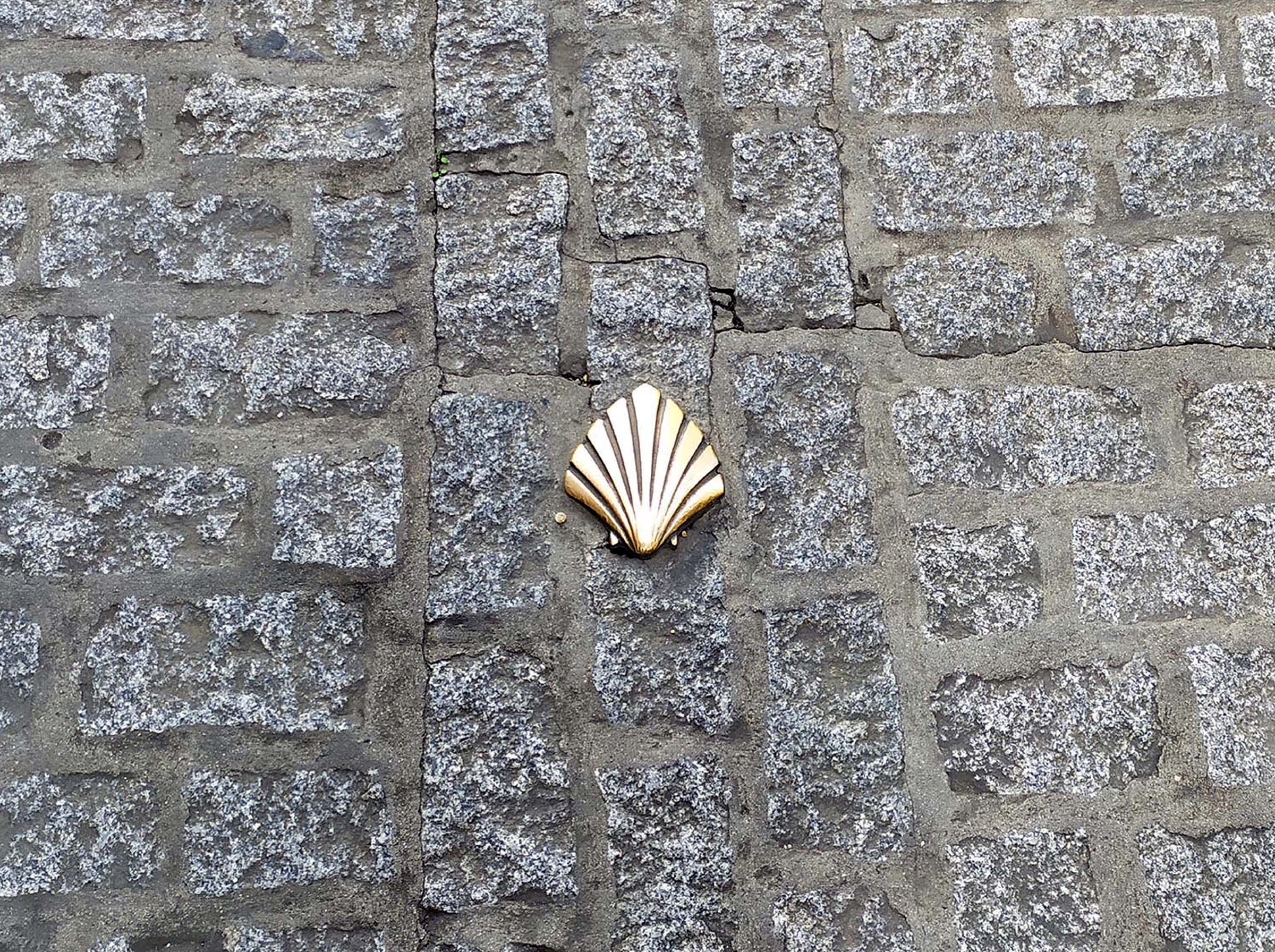 Concha de bronce que marca el Camino de Santiago, calle Herreros, León
