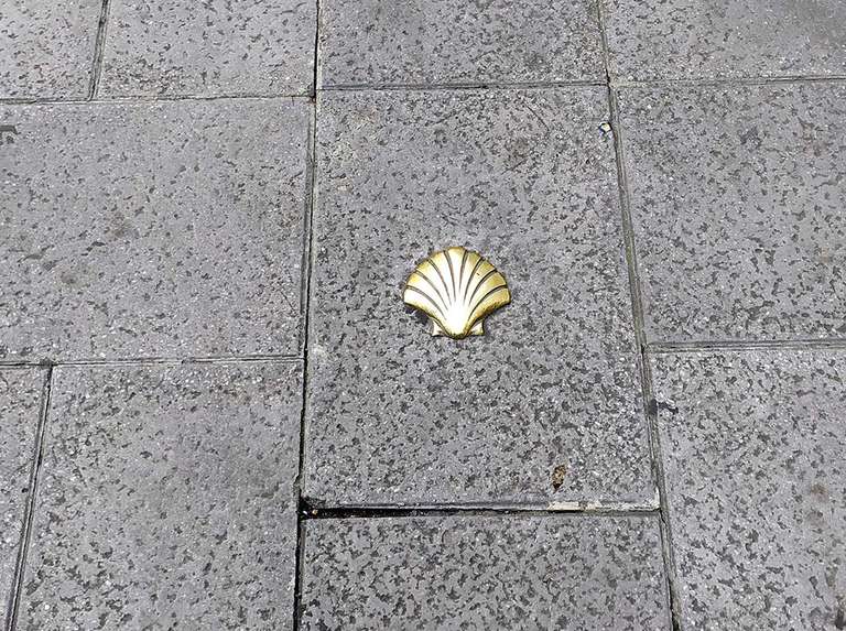 Concha de bronce que marca el Camino de Santiago, calle La Rúa, León