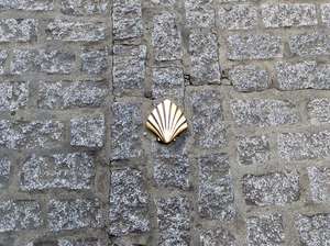 Concha de bronce que marca el Camino de Santiago, calle Herreros, León