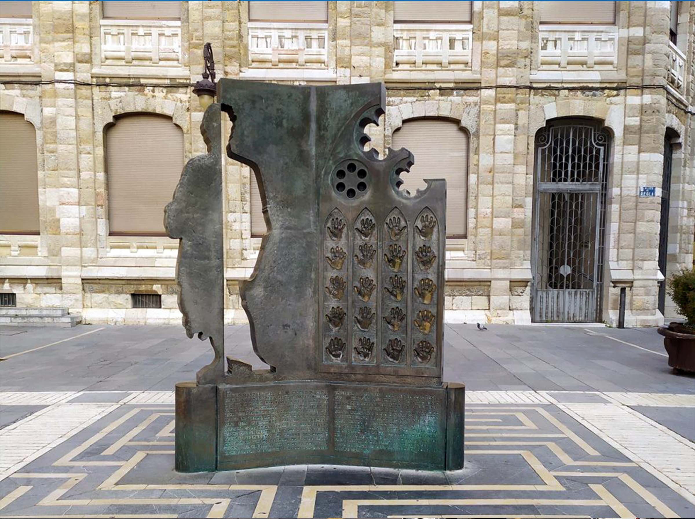 Escultura homenaje a los constructores de catedrales. Plaza de la Regla, León.