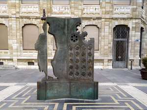 Escultura homenaje a los constructores de catedrales. Plaza de la Regla, León.
